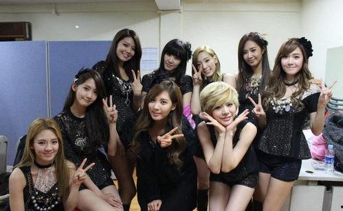 娱乐吃瓜酱街头拥抱